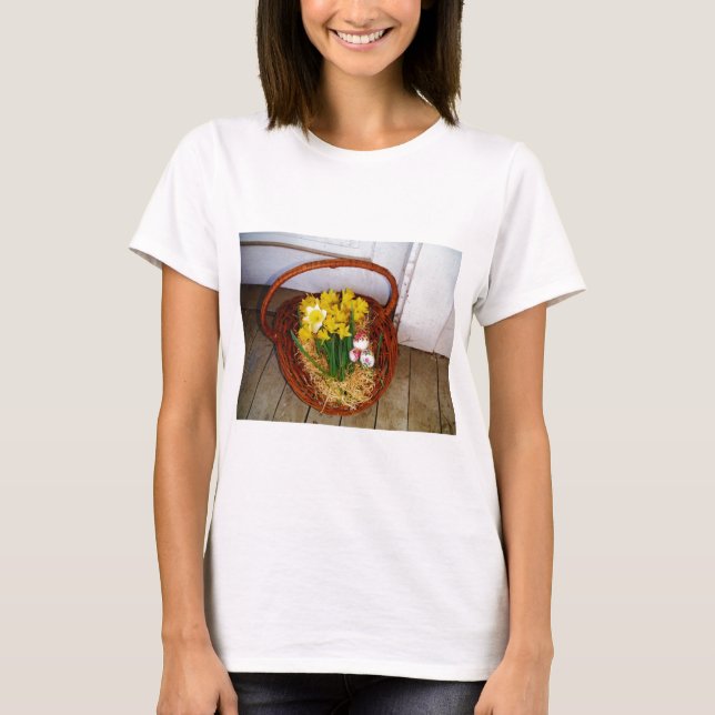 Ein Körbchen mit gelben Eizellen und blumengeschmü T-Shirt (Vorderseite)