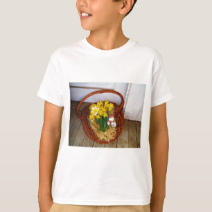 Ein Körbchen mit gelben Eizellen und blumengeschmü T-Shirt