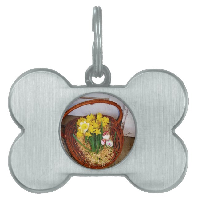 Ein Körbchen mit gelben Eizellen und blumengeschmü Tiermarke (Vorderseite)