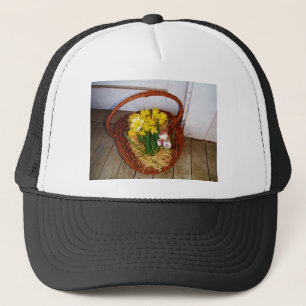 Ein Körbchen mit gelben Eizellen und blumengeschmü Truckerkappe