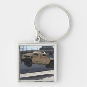 Ein Kran hebt ein M998 Humvee an Schlüsselanhänger