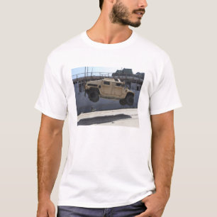 Ein Kran hebt ein M998 Humvee an T-Shirt
