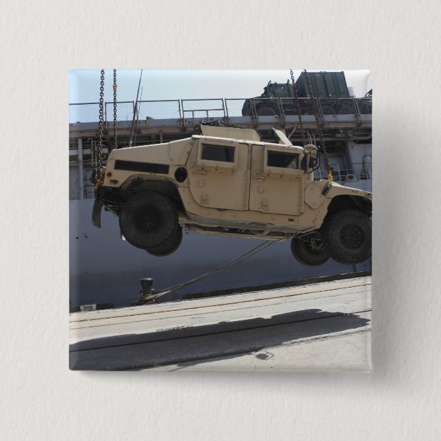 Ein Kran hebt eine M998 Humvee auf Button (Vorderseite)