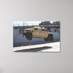 Ein Kran hebt eine M998 Humvee auf Leinwanddruck
