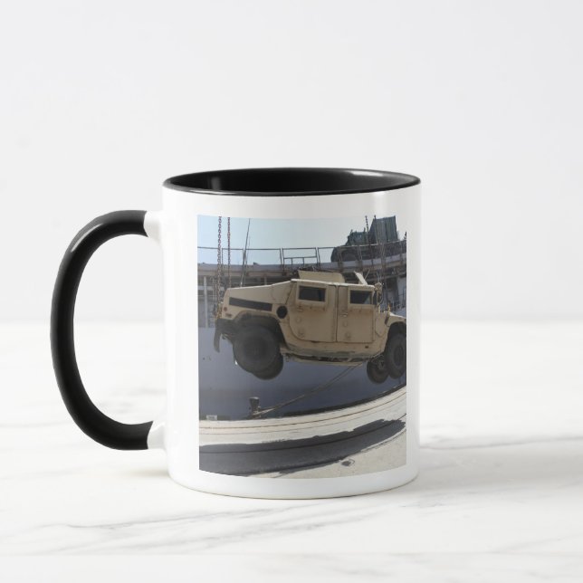 Ein Kran hebt eine M998 Humvee auf Tasse (Links)