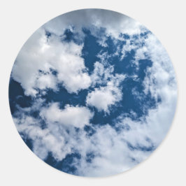 Ein Kreis in den Wolken Runder Aufkleber