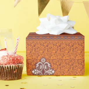 ein Kreuzstich in orange und braun Geschenkpapier