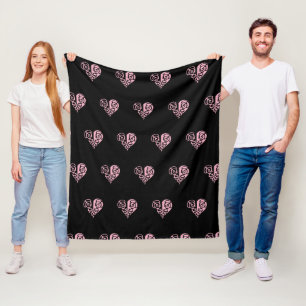 Ein kühnes schwarzes und rosa Filigran-Herzdesign Fleecedecke