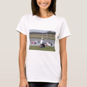 Ein Künstler am Bosham Harbour, West Sussex, Engla T-Shirt
