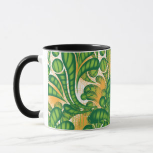 Ein künstlerisches Muster in Grün und Gold, das ei Tasse