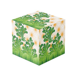 Ein künstlerisches Muster in Grün und Gold, das ei Würfel