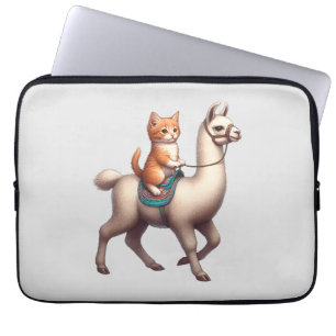 Ein kuscheliges Kätzchen reitet auf einem flauschi Laptopschutzhülle