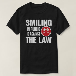 Ein Lächeln in der Öffentlichkeit ist gegen das Ge T-Shirt