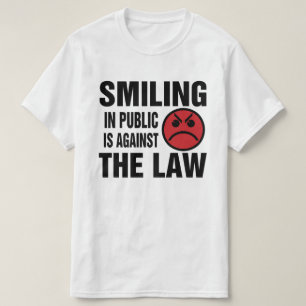 Ein Lächeln in der Öffentlichkeit ist gegen das Ge T-Shirt