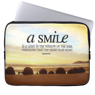 "Ein Lächeln ist ein Licht" Inspiration Zitat Laptopschutzhülle