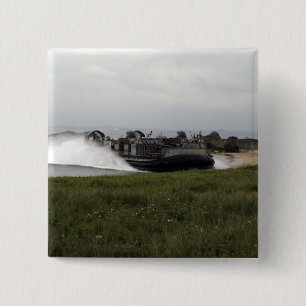 Ein LandungsbootLuftpolster kommt an Land Button