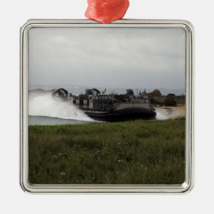Ein LandungsbootLuftpolster kommt an Land Silbernes Ornament