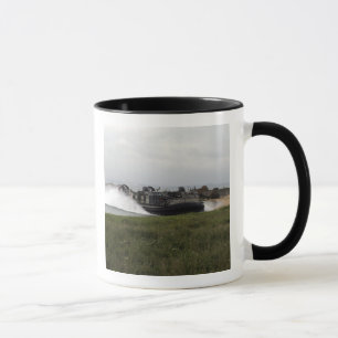 Ein LandungsbootLuftpolster kommt an Land Tasse