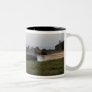Ein LandungsbootLuftpolster kommt an Land Zweifarbige Tasse
