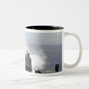 Ein LandungsbootLuftpolster Zweifarbige Tasse