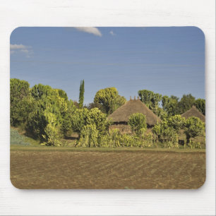 Ein landwirtschaftlich genutztes Feld vor Häusern  Mousepad