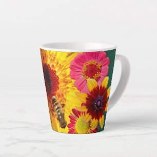 Ein Latte Tasse voller bunter Blumen und Bienen-Sp