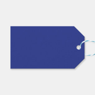 Ein lebendiger, blauer Hintergrund mit einem weiße Geschenkanhänger