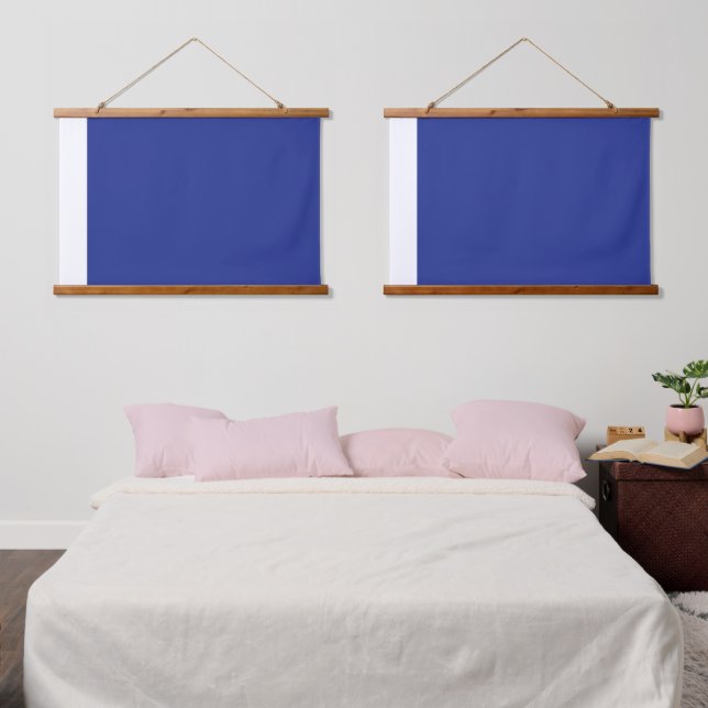 Ein lebendiger, blauer Hintergrund mit einem weiße Wandteppich Mit Holzrahmen (Schlafzimmer)