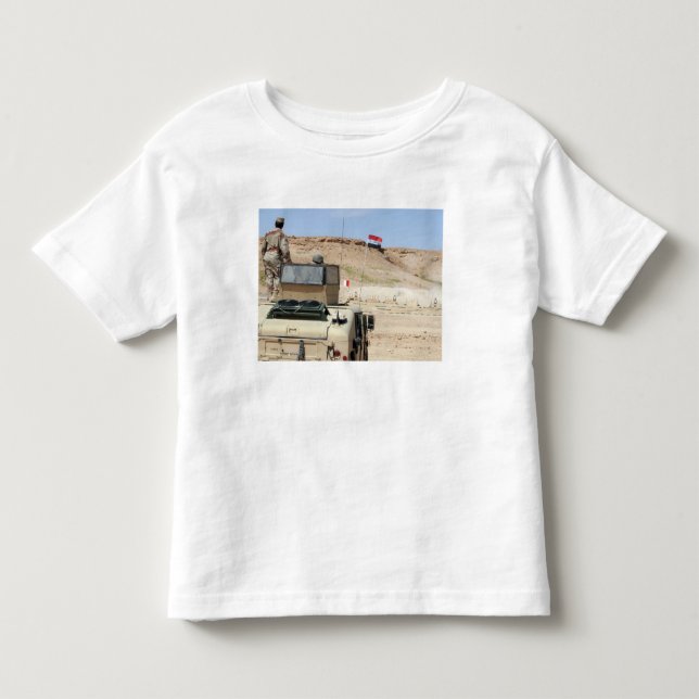 Ein Lehrer beobachtet wie ein irakischer Soldat Kleinkind T-shirt (Vorderseite)