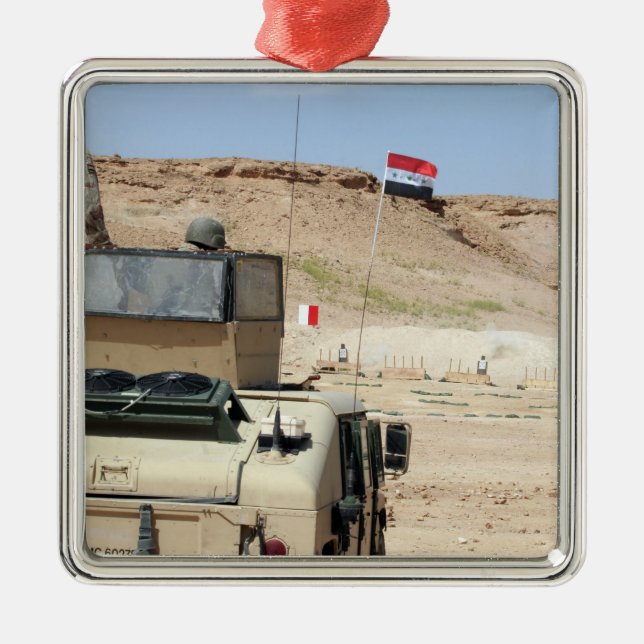 Ein Lehrer beobachtet wie ein irakischer Soldat Silbernes Ornament (Vorne)