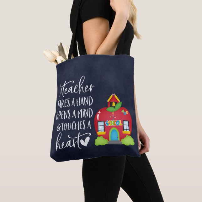 Ein Lehrer nimmt die Hand Tasche (Von Nahem)