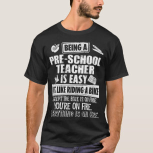 Ein Lehrer vor der Schule zu sein, ist einfach, al T-Shirt