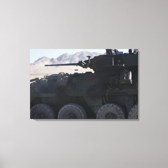 Ein leicht gepanzertes Fahrzeug feuert Leinwanddruck (Vorderseite)