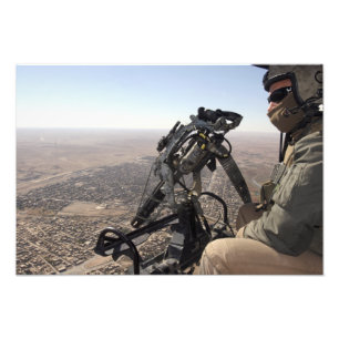 Ein Leiter der Crew sucht verdächtige Aktivitäten Fotodruck