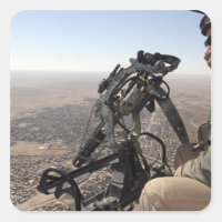 Ein Leiter der Crew sucht verdächtige Aktivitäten