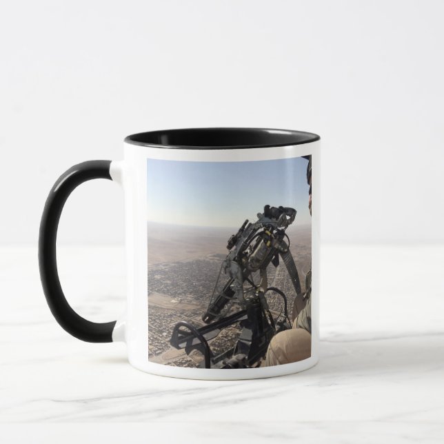 Ein Leiter der Crew sucht verdächtige Aktivitäten Tasse (Links)