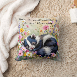 Ein liebenswerter Stinktier, der in Blumen schläft Kissen