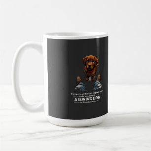 Ein liebevoller Hund wird benötigt, wenn man am En Kaffeetasse