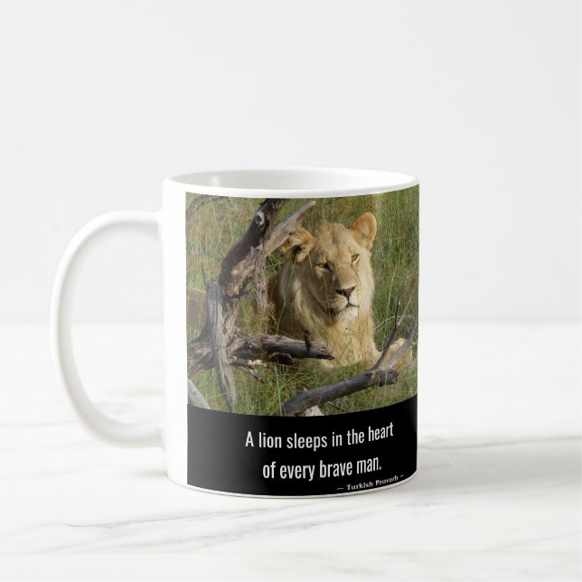 Ein Löwe schläft im Herzen jedes tapferen Mannes Kaffeetasse (Links)