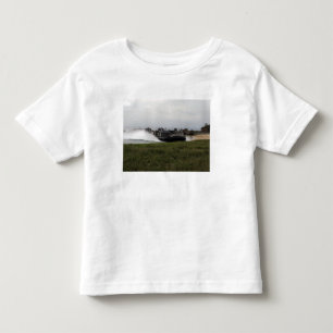 Ein Luftpolster eines Landefahrzeugs kommt an Land Kleinkind T-shirt