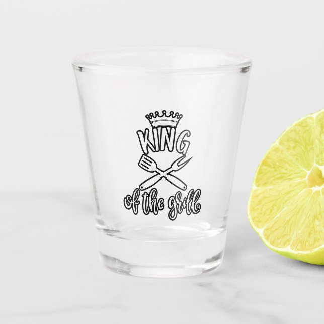 Ein lustiger Designkönig des Grills. Geschenk für  Schnapsglas (Vorderseite)