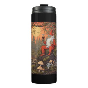 Ein lustiger Gnome, der bei Sonnenuntergang Wein t Thermosbecher