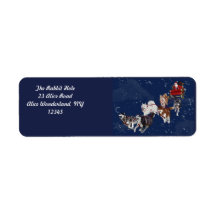 Ein lustiger Husky zieht den Schlitten des Weihnac