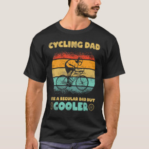 Ein lustiger Radfahrer-Vater wie ein regelmäßiger T-Shirt