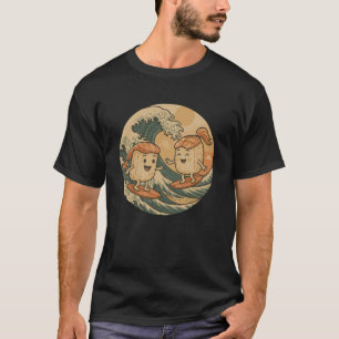 Ein lustiger Reis Sushi, der Wellen fängt T-Shirt