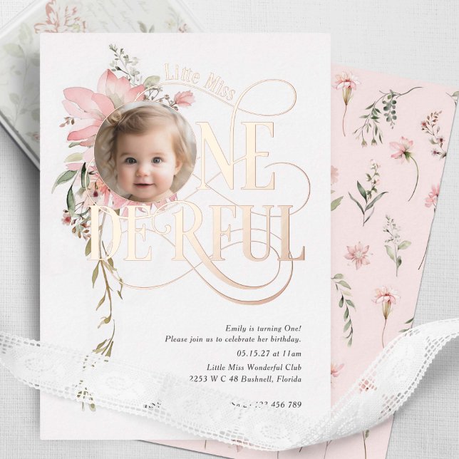 Ein Mädchen 1. Geburtstag Wildblume Foto Gold Folieneinladung (Gold foil, little miss onederful, Pink Wildflower baby girl 1st birthday invitation.)