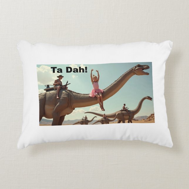 Ein Mädchen Ballerina Posen auf einem Dino Dekokissen (Vorderseite)