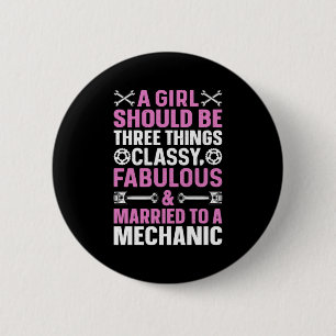 Ein Mädchen, das an einen Mechanismus Verheiratet Button