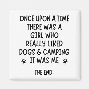 Ein Mädchen, das Camping und Hunde wirklich mocht Magnet