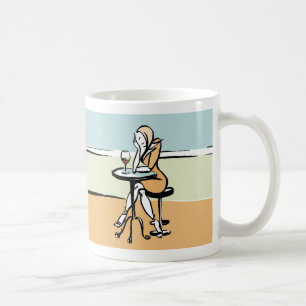 Ein Mädchen, das den Roten Wein genießt im Café Kaffeetasse